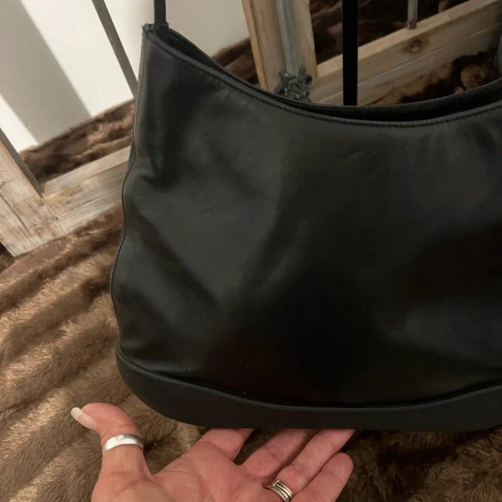 Bally Vintage Black Leather Shoulder Bag with Rubber Bottom - Picture 3 of 10